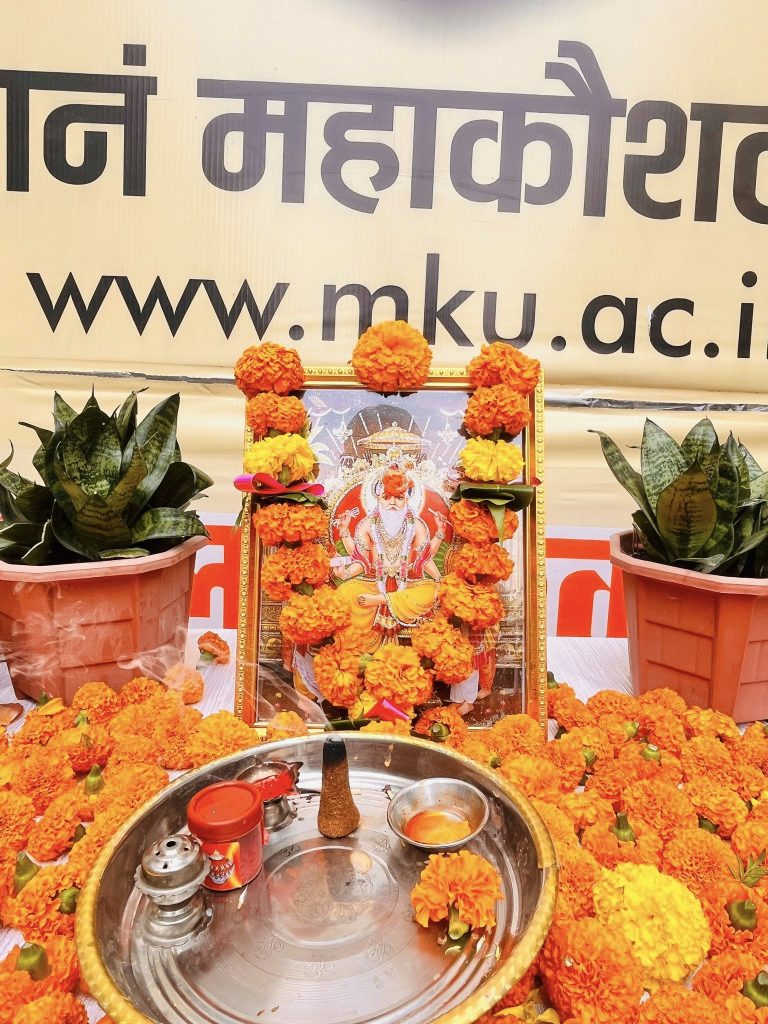 महाकौशल विश्वविद्यालय में भगवान श्री विश्वकर्मा जी का पूजन